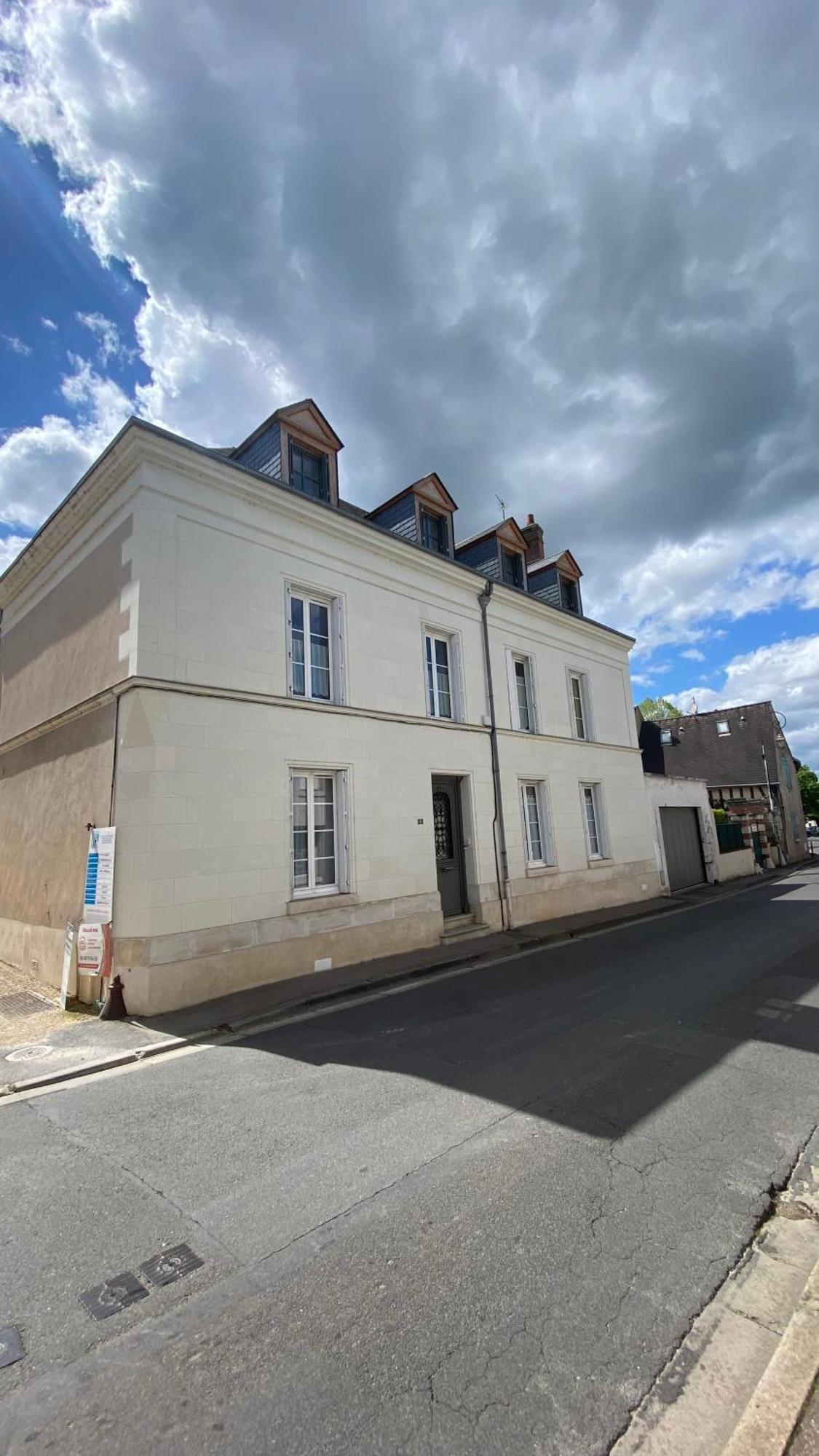 La Leonardine A Deux Pas Du Chateau Royal 엉부와스 외부 사진