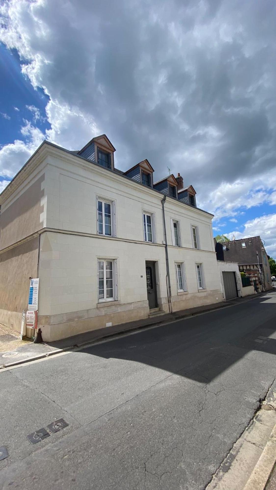 La Leonardine A Deux Pas Du Chateau Royal 엉부와스 외부 사진